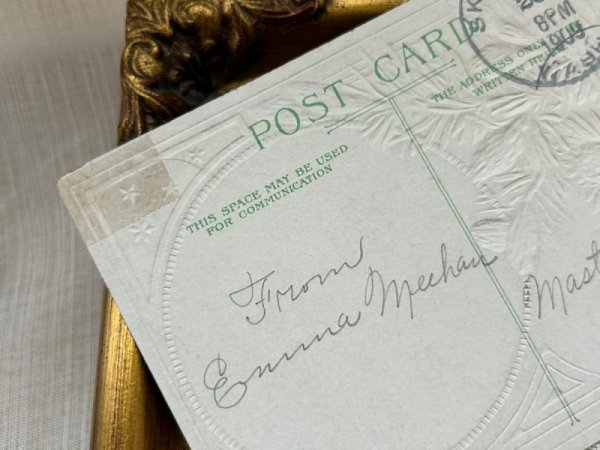 角にテープの補修痕あり。