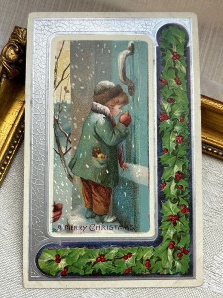 画像2: Postcard アンティークポストカード クリスマス ドアをノックする男の子 ホーリー (2)