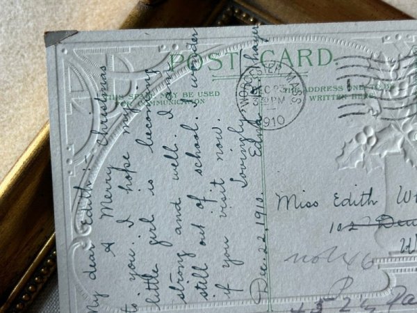 角が欠損しかかってます。