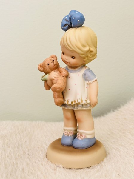 画像3: Vintage Figurine アメリカ エネスコ社 ビンテージ人形 陶器 HOLDING ON TO CHILDHOOD MEMORIES 女の子とテディベア 1990年代限定品  マーベル・ルーシー・アトウェル(Mabel Lucie Attwell) (3)