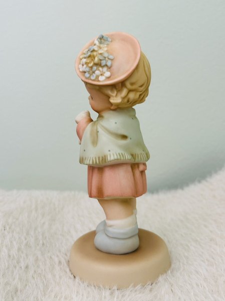 画像4: Vintage Figurine アメリカ エネスコ社 ビンテージ人形 陶器 TIME TO CELEBRATE お祝いの時間 腕時計と女の子 1990年代限定品  マーベル・ルーシー・アトウェル(Mabel Lucie Attwell) (4)