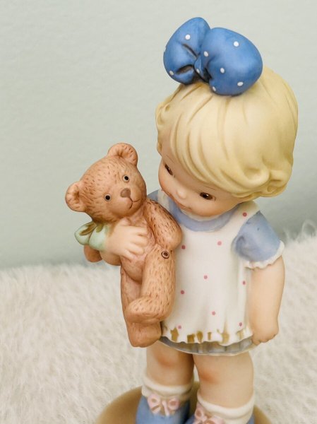 画像4: Vintage Figurine アメリカ エネスコ社 ビンテージ人形 陶器 HOLDING ON TO CHILDHOOD MEMORIES 女の子とテディベア 1990年代限定品  マーベル・ルーシー・アトウェル(Mabel Lucie Attwell) (4)