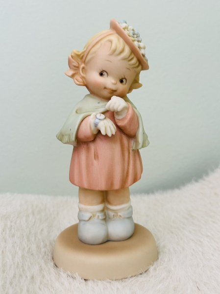 画像2: Vintage Figurine アメリカ エネスコ社 ビンテージ人形 陶器 TIME TO CELEBRATE お祝いの時間 腕時計と女の子 1990年代限定品  マーベル・ルーシー・アトウェル(Mabel Lucie Attwell) (2)