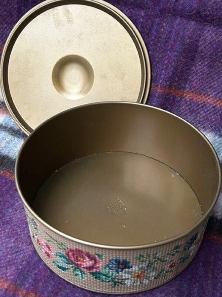 画像8: Vintage Tin 　アメリカ製　お花の缶　エンボス　薔薇など　ギルドクラフト　ニューヨーク　1940年代頃　19.5cm x 8.5cm  (8)