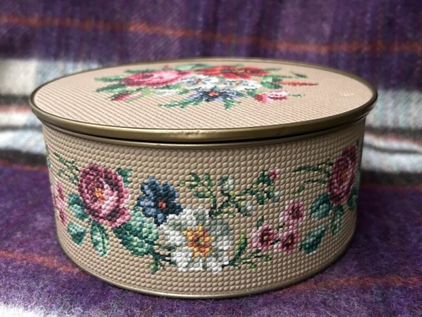 画像4: Vintage Tin 　アメリカ製　お花の缶　エンボス　薔薇など　ギルドクラフト　ニューヨーク　1940年代頃　19.5cm x 8.5cm  (4)