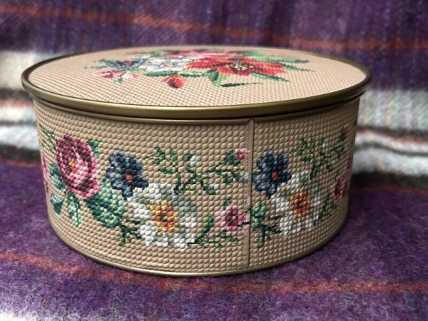 画像5: Vintage Tin 　アメリカ製　お花の缶　エンボス　薔薇など　ギルドクラフト　ニューヨーク　1940年代頃　19.5cm x 8.5cm  (5)