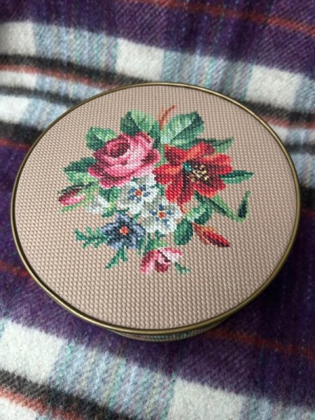 画像2: Vintage Tin 　アメリカ製　お花の缶　エンボス　薔薇など　ギルドクラフト　ニューヨーク　1940年代頃　19.5cm x 8.5cm  (2)