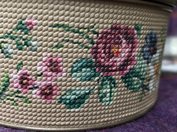 画像6: Vintage Tin 　アメリカ製　お花の缶　エンボス　薔薇など　ギルドクラフト　ニューヨーク　1940年代頃　19.5cm x 8.5cm  (6)