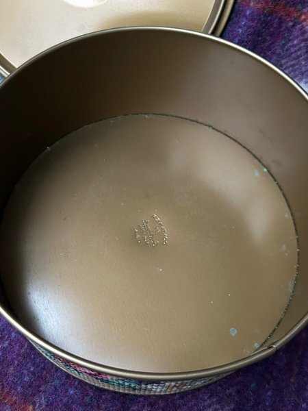 画像9: Vintage Tin 　アメリカ製　お花の缶　エンボス　薔薇など　ギルドクラフト　ニューヨーク　1940年代頃　19.5cm x 8.5cm  (9)