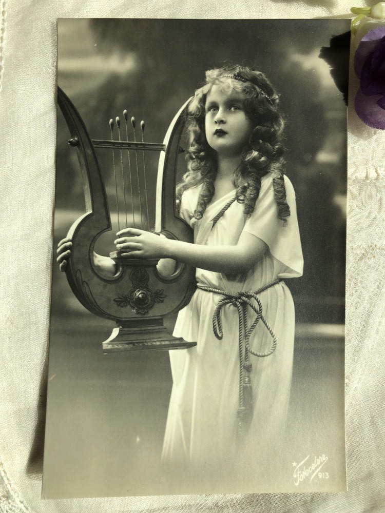 Postcard 　キタラを弾く少女　ハープ　楽器                                        [c5282]
